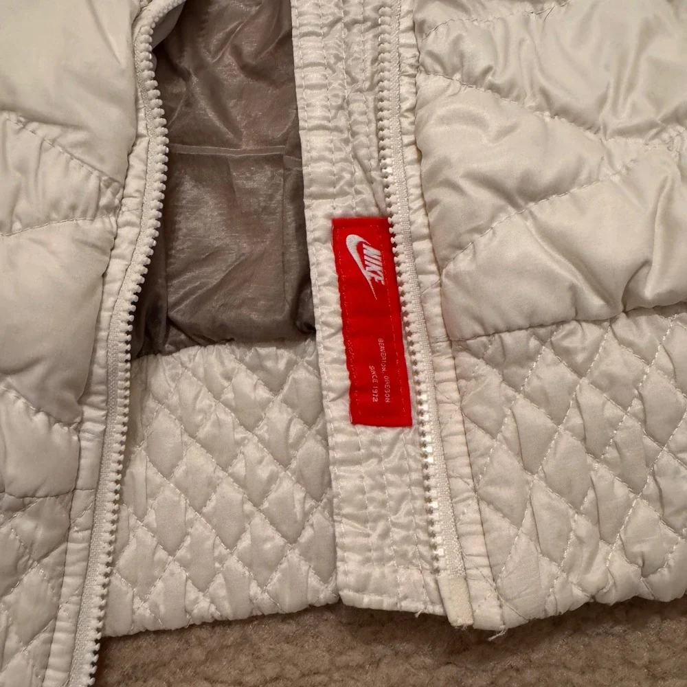 Nike Ivory Quilted Puffer Vest Womens Luxe Minimal Clean Girl‎ Athleisure Sz M